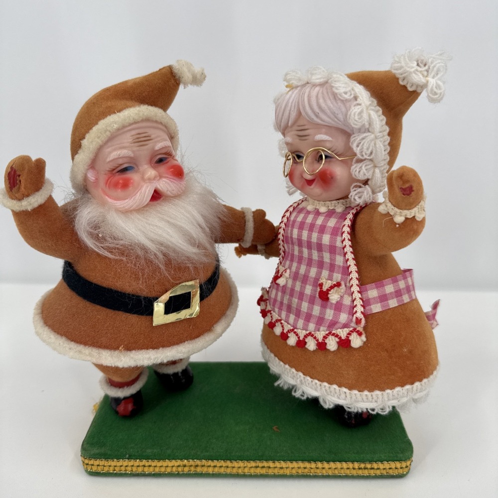 MCM FLOCKED‎ PLASTIC SANTA AND MRS CLAUS HOLDING HANDS ON FLOCKED BASE